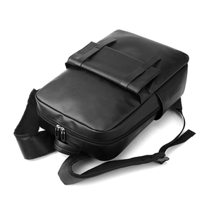 Sac à dos en cuir noir minimaliste avec double fermeture éclair et bretelles rembourrées