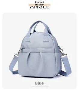 Dettaglio dello zaino blu nebbia con trama in pelle di litchi e pratiche tasche laterali
