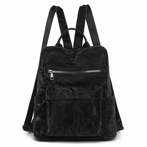 Vue de face d'un grand sac à dos vintage en cuir PU noir avec une texture froissée