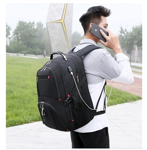 Detalle de mochila de negocios negra con puerto USB externo y asa de goma reforzada