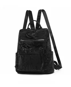 Détail du sac à dos noir en tissu Oxford avec texture vintage froissée et poches