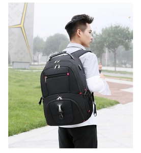 Detalle de mochila de negocios negra con múltiples compartimentos y puerto USB externo