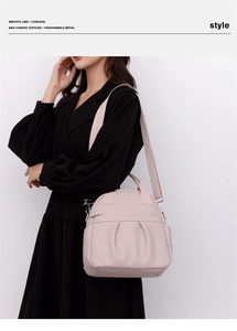 Dettaglio dello zaino in pelle PU rosa con trama martellata e pieghe