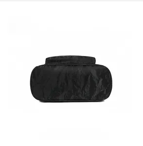 Détail de la structure ovale du fond du sac à dos noir en tissu Oxford résistant