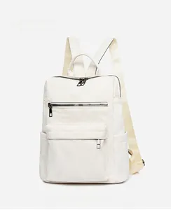 Gros plan sur la texture du tissu Oxford blanc et poches zippées du sac à dos décontracté