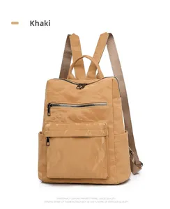Détail du sac à dos kaki en tissu Oxford avec texture plissée et poche zippée avant