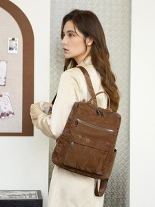 Vue détaillée du sac à dos vintage en cuir PU marron foncé avec texture froissée
