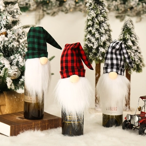 Trois couvre-bouteilles de Noël en forme de gnome avec motifs à carreaux pour la table