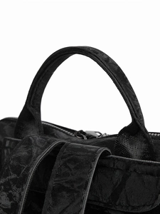 Détail du sac à dos en PU noir avec tissu texturé, poignée souple et bretelles renforcées