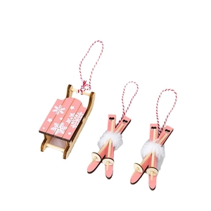 Roze houten kerstslee en ski's hangers met sneeuwvlokpatronen en decoratieve imitatiebont
