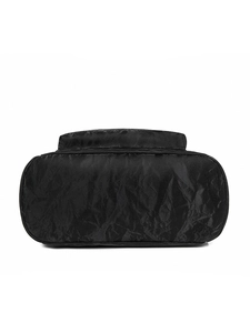 Gros plan détaillé sur la texture froissée d'un sac à dos vintage noir en PU