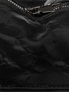 Vue macro de la texture du cuir PU noir plissé et détails de la fermeture éclair en métal