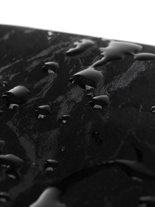 Détail macro de la surface en cuir PU noir imperméable avec gouttes d'eau claires