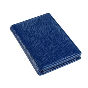 Détail de la texture cuir grainé bleu marine sur un porte-cartes RFID compact