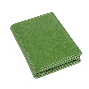 Détail d'un porte-cartes en cuir vert citron avec texture grainée et protection RFID intégrée