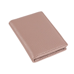 Détail du porte-cartes RFID en cuir rose avec coutures de précision et texture