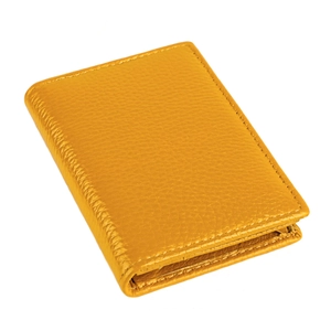 Vue détaillée du cuir jaune grainé avec des coutures de précision sur le bord