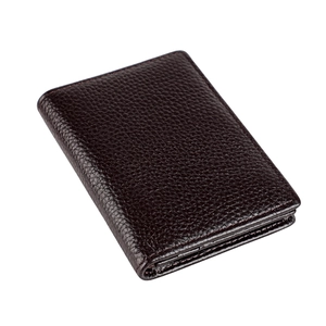 Détail du porte-cartes en cuir de vachette marron foncé avec couture de précision