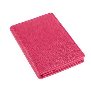 Gros plan du portefeuille en cuir véritable fuchsia avec grain de litchi et coutures fines