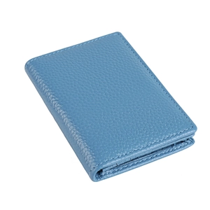 Détail du portefeuille en cuir bleu grainé montrant la texture de la peau de vache