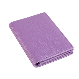 Détail du porte-cartes en cuir violet grainé avec surpiqûres et protection RFID