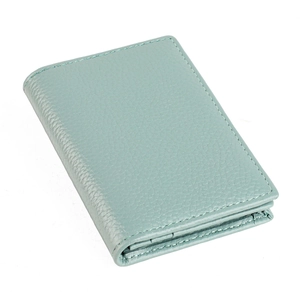 Porte-cartes en cuir grainé vert clair avec coutures contrastées blanches en gros plan