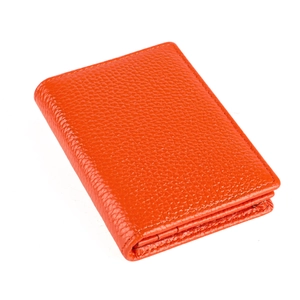 Détail du portefeuille en cuir orange grainé avec blocage RFID et coutures renforcées