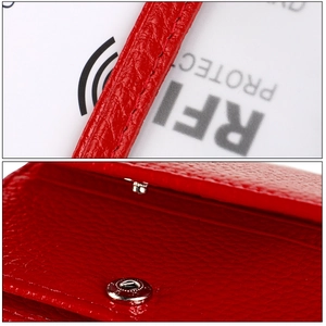 Détail du portefeuille en cuir rouge avec protection RFID et bouton-pression métallique