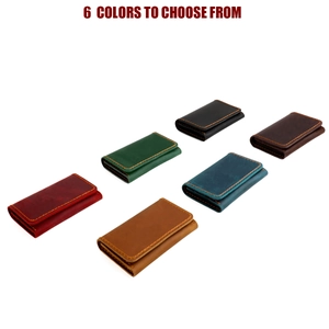 Lot de six porte-cartes vintage en cuir crazy horse de couleurs variées avec surpiqûres