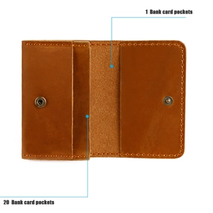Détail d'un porte-cartes en cuir crazy horse marron avec fermeture à bouton-pression