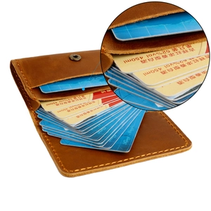 Détail d'un porte-cartes en cuir montrant les fentes pour cartes et les bords cousus main