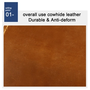 Vue macro du porte-cartes en cuir de vachette marron avec texture naturelle premium