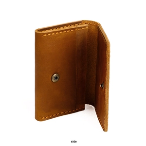 Vue latérale du porte-cartes en cuir crazy horse marron avec coutures à la main jaunes