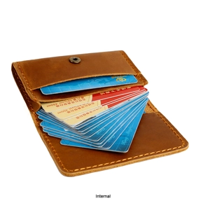 Détail du porte-cartes en cuir marron avec fentes en accordéon et fermeture par bouton
