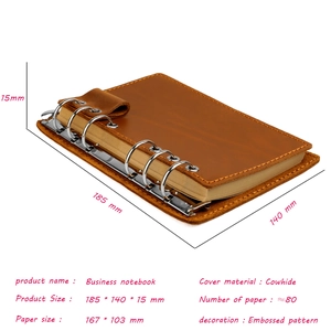 Détail macro du carnet en cuir de vachette brun avec classeur métallique à six trous