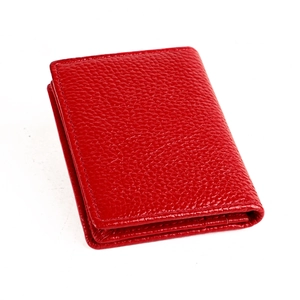 Porte-cartes RFID en cuir grainé rouge avec design à deux volets sur fond blanc