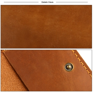 Détail de la texture cuir crazy horse marron avec surpiqûres orange et bouton en métal