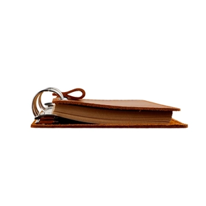 Vue latérale d'un carnet en cuir marron vintage avec reliure en métal et pages épaisses