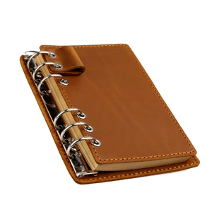 Détail du carnet en cuir Crazy Horse marron avec reliure à 6 anneaux et fermoir à lanière