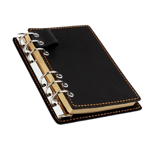 Détail du carnet en cuir vintage avec reliure à 6 anneaux et coutures orange