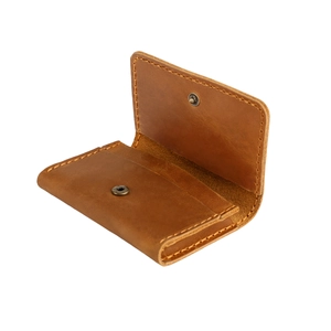Porte-cartes vintage en cuir crazy horse marron avec coutures faites main et bouton pression