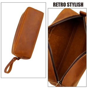 Makroansicht der handgefertigten Retro-Federtasche aus Crazy-Horse-Leder mit Metallreißverschluss