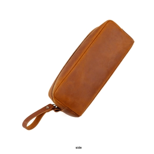 Seitenansicht der handgefertigten Crazy-Horse-Leder-Federtasche mit Messingreißverschluss