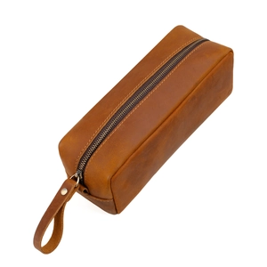 Makroaufnahme der braunen Stiftetasche aus Crazy-Horse-Leder mit Metallreißverschluss