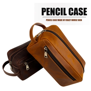 Detailweergave van de donkerbruine Crazy Horse lederen tas met metalen rits en polsband