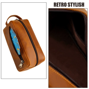 Detail van de bruine vintage leren tas met dubbele ritsen en kaartgleuven voor opbergen