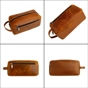Detailweergaven van de vintage crazy horse lederen toilettas met rits en handvat