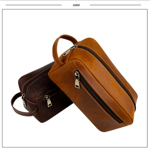 Detailweergave van de vintage crazy horse lederen toilettassen in bruin en donkerbruin