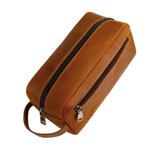 Detailweergave van de bruine crazy horse lederen toilettas met dubbele ritsen