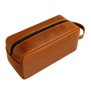 Macro-opname van de vintage bruine crazy horse lederen toilettas met ritssluiting